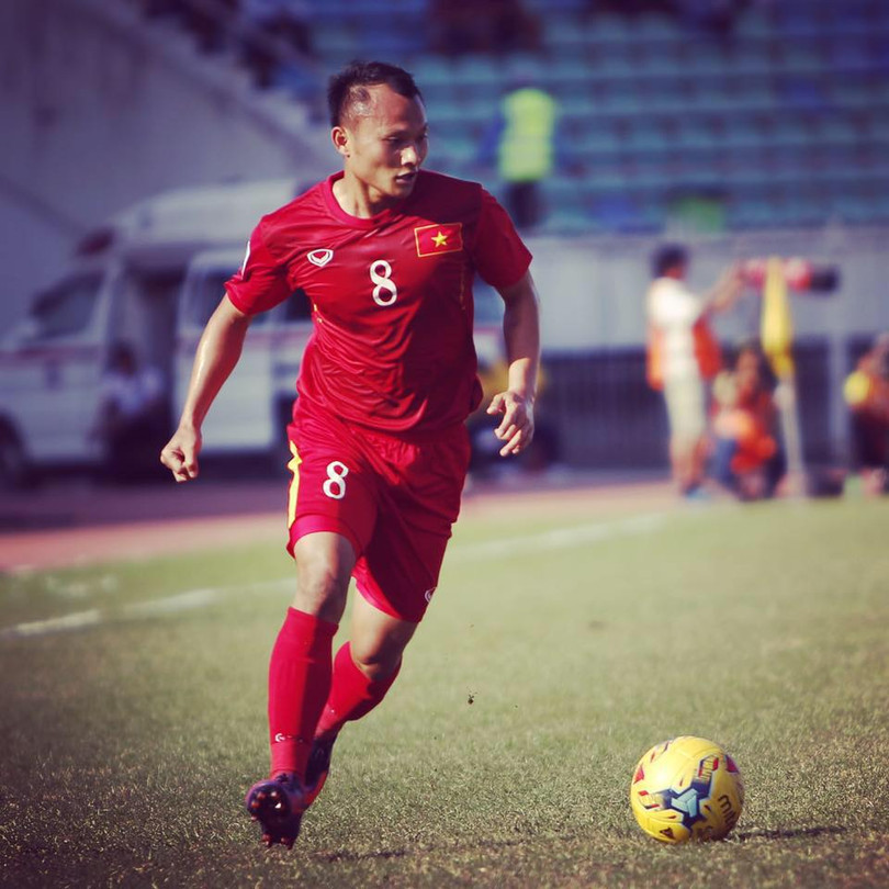 Trọng Hoàng sẽ lùi về đá hậu vệ phải. Ảnh FBNV