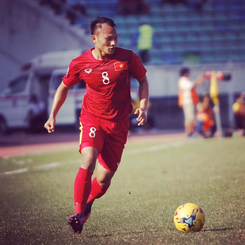 Nhìn ông Park “vá thủng” hàng phòng ngự ảnh 2 Trọng Hoàng sẽ lùi về đá hậu vệ phải. Ảnh FBNV