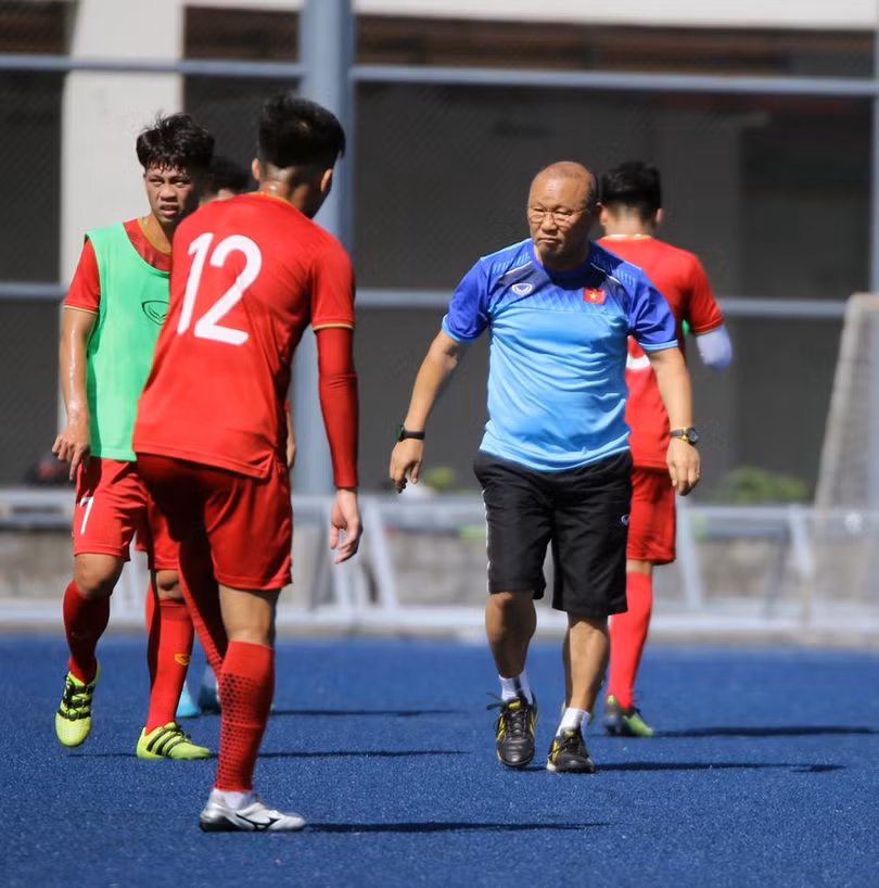 Thuật dùng người của 2 ông thầy ảnh 2 Trong 10 tháng ông Park đã triệu tập 71 cầu thủ, 9 đợt tập trung rải rác năm 2019. Ảnh VFF