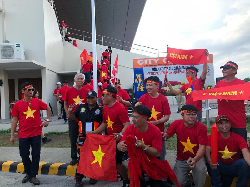 1.500 khán giả Việt Nam đã có mặt cổ động cho U22 Việt Nam. Ảnh VFF