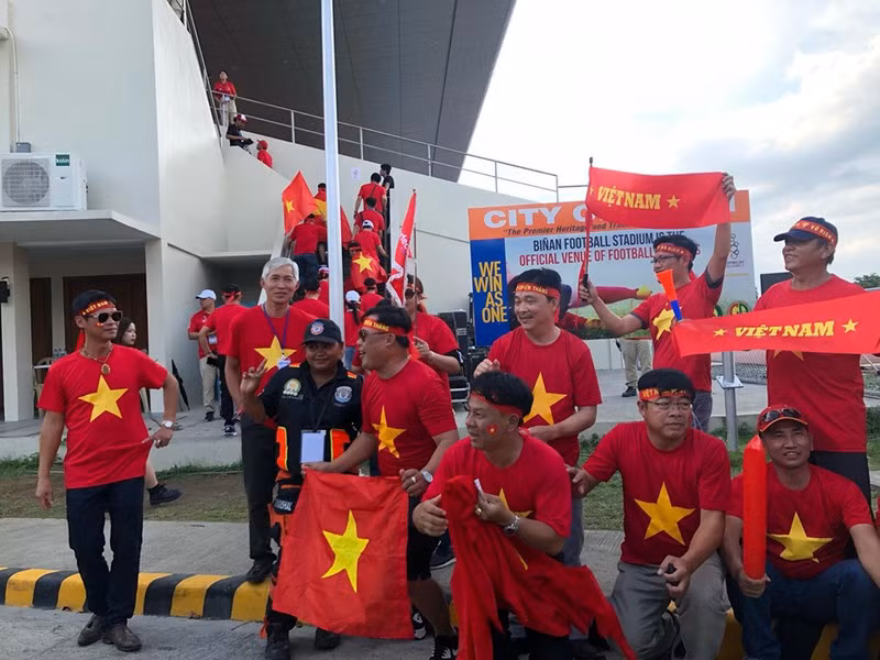 1.500 khán giả Việt Nam đã có mặt cổ động cho U22 Việt Nam. Ảnh VFF