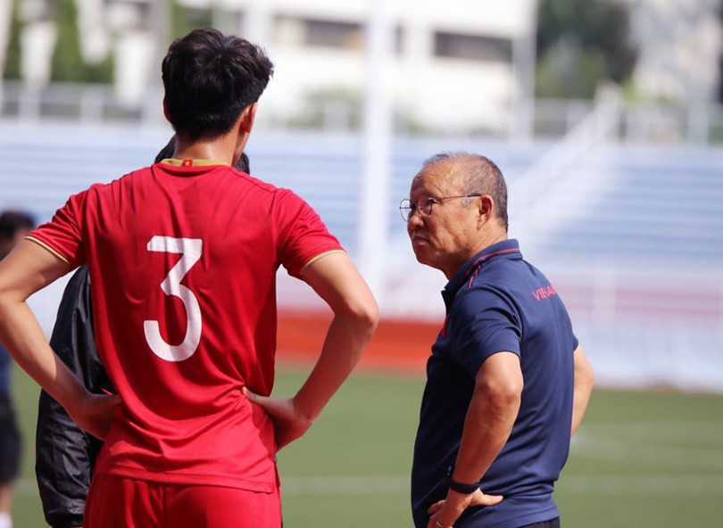 Cứ đá đi, mọi việc đã có thầy lo. Ảnh VFF