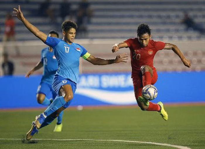 Osvaldo Haat di chuyển rộng, thiên về lối đá càn lướt và tì đè đối thủ. Ảnh CLB 