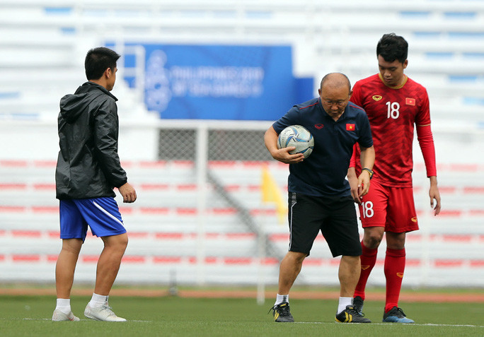 Sau những lời dặn dò là Thành Chung có bàn thắng. Ảnh C