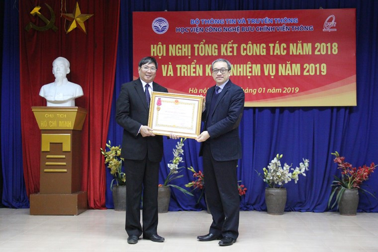 Thừa ủy quyền của Chủ tịch nước, Thứ trưởng Bộ TT&TT Phan Tâm trao Huân chương Lao động hạng Ba cho Học viện công nghệ BCVT cơ sở TP. HCM.