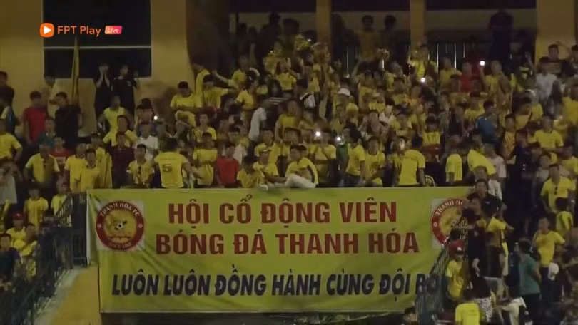 Khán giả Thanh Hóa đã được chứng kiến cuộc rượt đuổi tỷ số đầy ngoạn mục (ảnh chụp màn hình) Khán giả Thanh Hóa đã được chứng kiến cuộc rượt đuổi tỷ số đầy ngoạn mục (ảnh chụp màn hình)