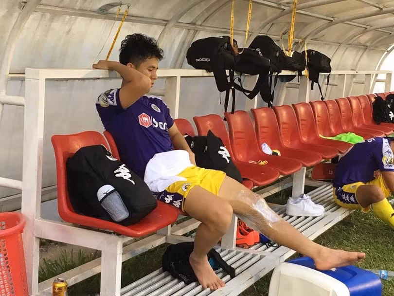 Nhiều khả năng Đình Trọng bị giãn dây chằng đầu gối không thể tham dự King’s Cup (ảnh nhân vật cung cấp)