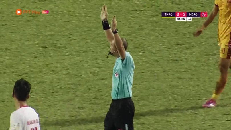 Thanh Hóa- Nam Định (3-2): Một trận cầu “điên rồ“! ảnh 3 Khán giả chủ nhà Thanh Hóa cũng không thể hài lòng cách cầm còi của TT Quốc Hưng (ảnh chụp màn hình)