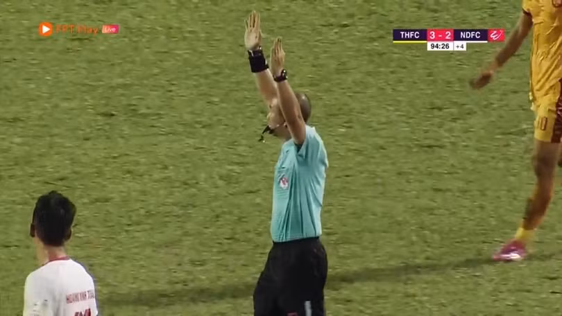 Thanh Hóa- Nam Định (3-2): Một trận cầu “điên rồ“! ảnh 3 Khán giả chủ nhà Thanh Hóa cũng không thể hài lòng cách cầm còi của TT Quốc Hưng (ảnh chụp màn hình)