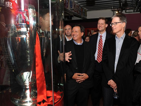 John W Henry (phải) muốn Liverpool hướng đến thành công bền vững (ảnh CLB)