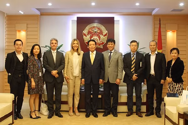 Thứ trưởng Hoàng Vĩnh Bảo và các đại biểu tham dự buổi tiếp chụp ảnh lưu niệm Thứ trưởng Hoàng Vĩnh Bảo và các đại biểu tham dự buổi tiếp chụp ảnh lưu niệm