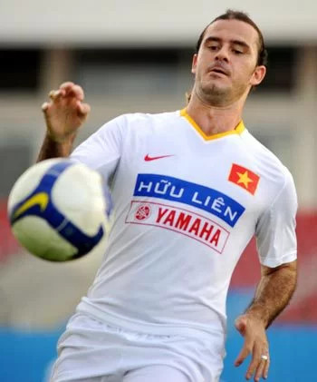 Tháng 5/2009, cùng Đinh Hoàng La và Đinh Hoàng Max, Huỳnh Kesley là ba cầu thủ gốc ngoại được triệu tập (ảnh Hoàng Hà)