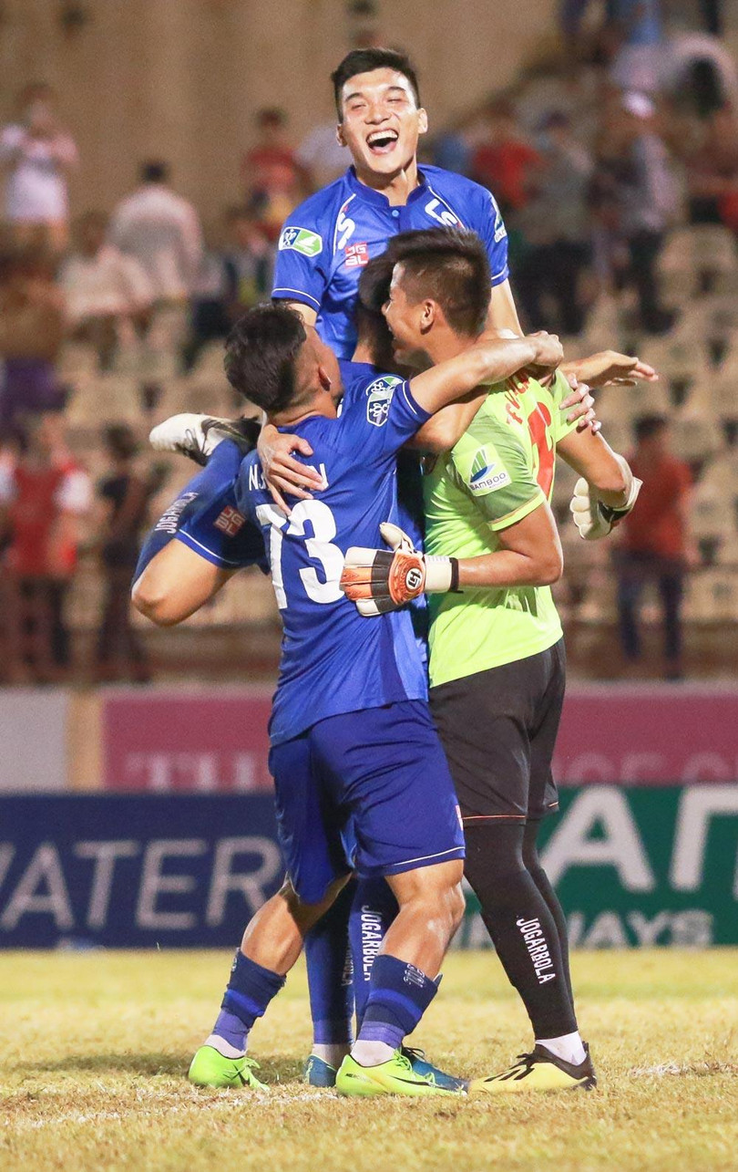 Quảng Nam vừa vượt qua chủ nhà SLNA ngay trên sân Vinh (ảnh VPF) HAGL sẽ là thuốc thử cho đội bóng xứ Quảng vá lại hàng thủ với sự xuất hiện của trung vệ Lucas Rocha (ảnh VPF)