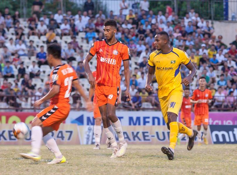 Trong trận đấu tiên Vinicius với Olaha như 2 người bạn xa lạ (ảnh VPF)