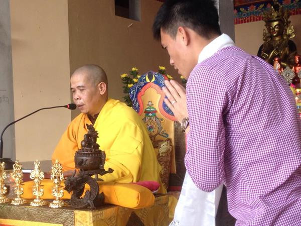 Ngày 20/4/2015, Công Vinh làm lễ quy y tại chùa Long Quang (Thanh trì, Hà Nội). Ảnh VietTimes. Ngày 20/4/2015, Công Vinh làm lễ quy y tại chùa Long Quang (Thanh trì, Hà Nội). Ảnh VietTimes.