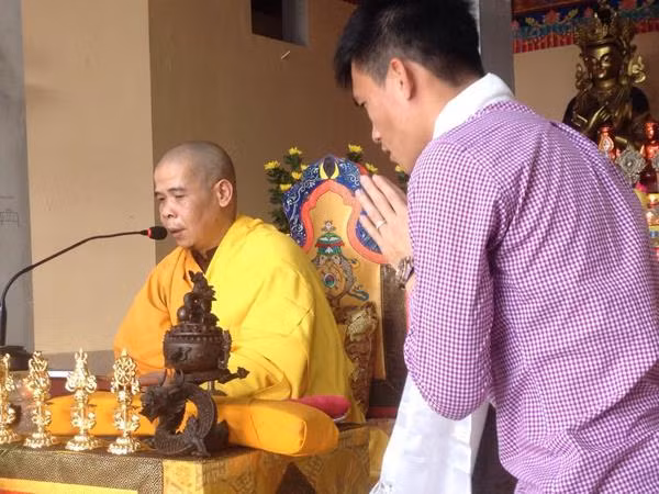 Ngày 20/4/2015, Công Vinh làm lễ quy y tại chùa Long Quang (Thanh trì, Hà Nội). Ảnh VietTimes. Ngày 20/4/2015, Công Vinh làm lễ quy y tại chùa Long Quang (Thanh trì, Hà Nội). Ảnh VietTimes.