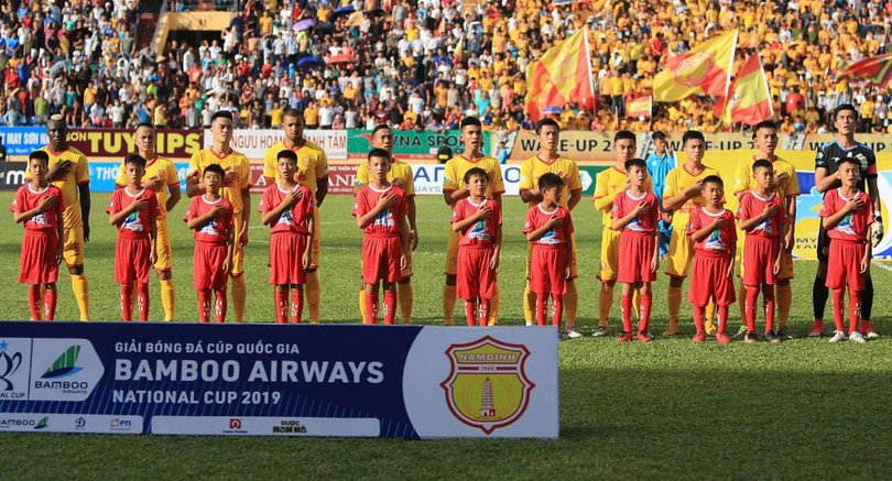 Nhìn cái cách anh em nhà Văn Sỹ bố trí đội hình ra sân tại tứ kết Cúp quốc gia trên sân Thiên Trường những nhà chuyên môn lờ mờ đoán ra ý đồ lối chơi của Nam Định lượt về (ảnh VPF)