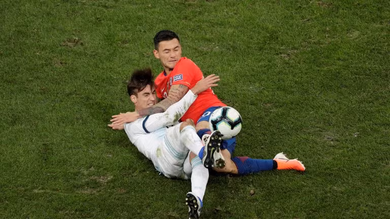 . Một trận đấu tranh giải ba có tới 2 thẻ đỏ, 7 thẻ vàng và việc 2 ông đội trưởng rủ nhau “đi tắm sớm” sẽ còn bị báo chí 2 nước mổ xẻ (ảnh AP)