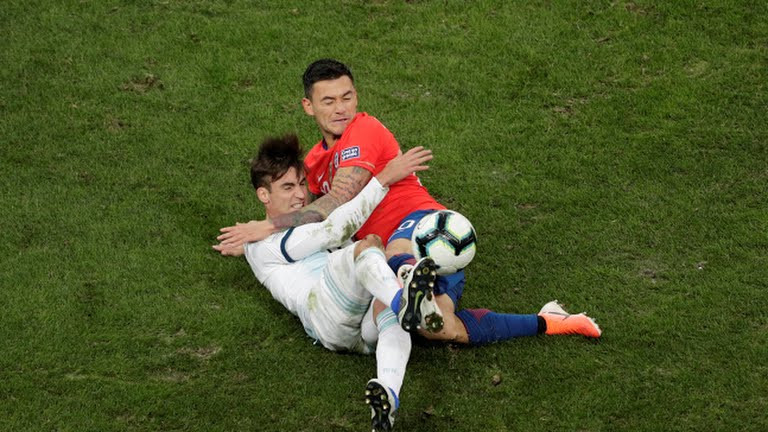 . Một trận đấu tranh giải ba có tới 2 thẻ đỏ, 7 thẻ vàng và việc 2 ông đội trưởng rủ nhau “đi tắm sớm” sẽ còn bị báo chí 2 nước mổ xẻ (ảnh AP) . Một trận đấu tranh giải ba có tới 2 thẻ đỏ, 7 thẻ vàng và việc 2 ông đội trưởng rủ nhau “đi tắm sớm” sẽ còn bị báo chí 2 nước mổ xẻ (ảnh AP)