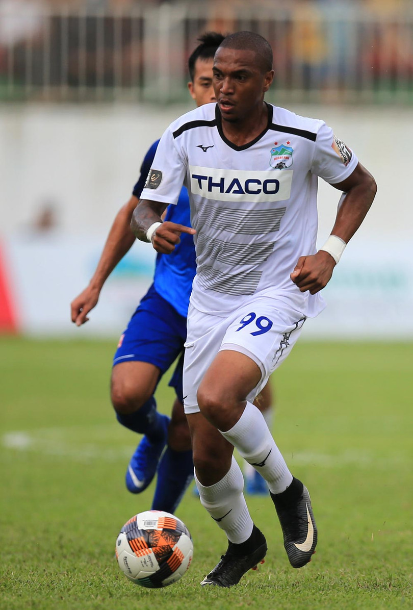 Thay vì củng cố hàng hậu vệ, HAGL mua tiền đạo Felipe Martins (Medan). Ảnh VPF