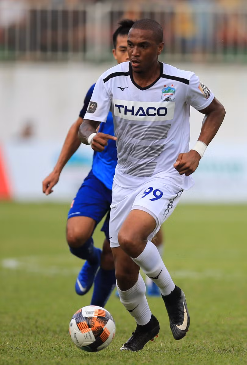 Thay vì củng cố hàng hậu vệ, HAGL mua tiền đạo Felipe Martins (Medan). Ảnh VPF
