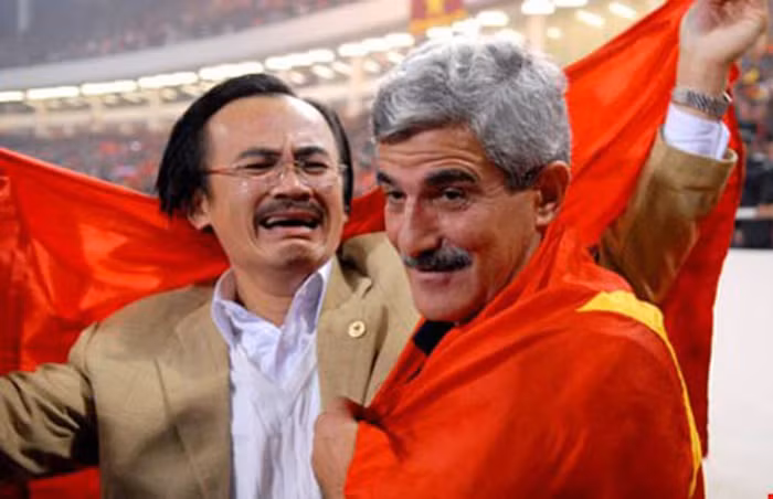 V.League, khi “từng người tình bỏ ta đi” ảnh 2 Người từng có thể khóc vì bóng đá, giờ cũng đã nguội lòng (ảnh Tuổi trẻ)