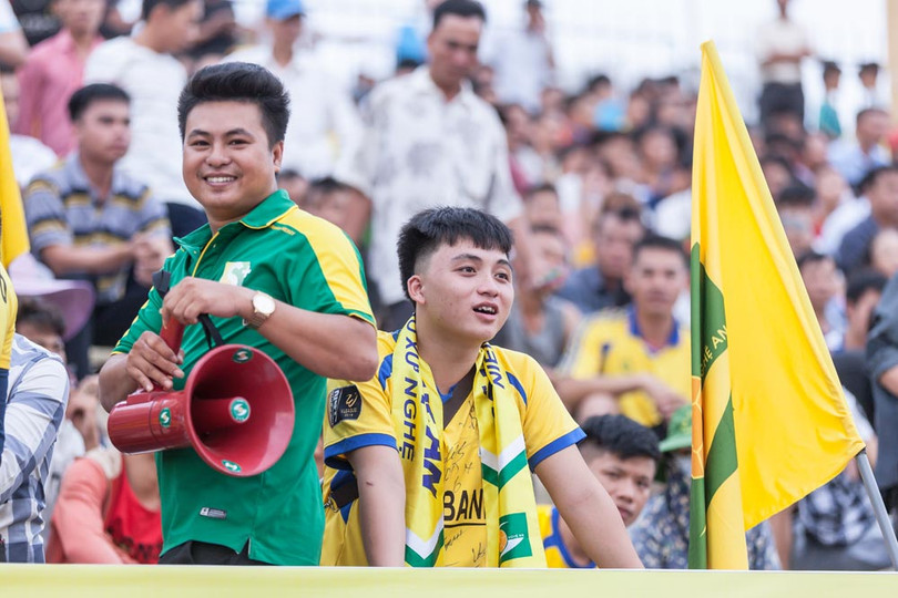 Khán giả sân Vinh đang ngóng chờ Vinicius ghi bàn (ảnh VPF)