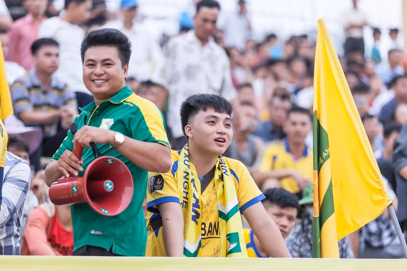 Khán giả sân Vinh đang ngóng chờ Vinicius ghi bàn (ảnh VPF)