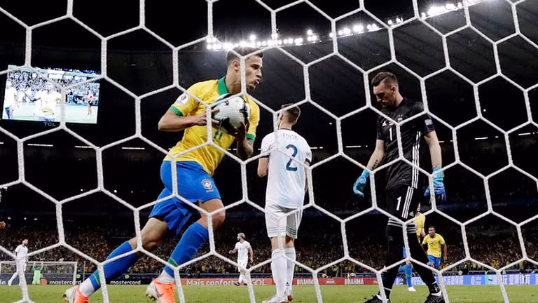 Đá với các cầu thủ Brazil, các nhà bậc thầy về kỹ thuật sân cỏ mà ngay từ phút 19 đã thủng lưới thì bất cứ đội bóng nào cũng chỉ chuốc thất bại thêm (ảnh CNN) Đá với các nhà bậc thầy về kỹ thuật sân cỏ mà ngay từ phút 19 đã thủng lưới thì bất cứ đội bóng nào cũng chỉ chuốc thật bại thêm (ảnh CNN)