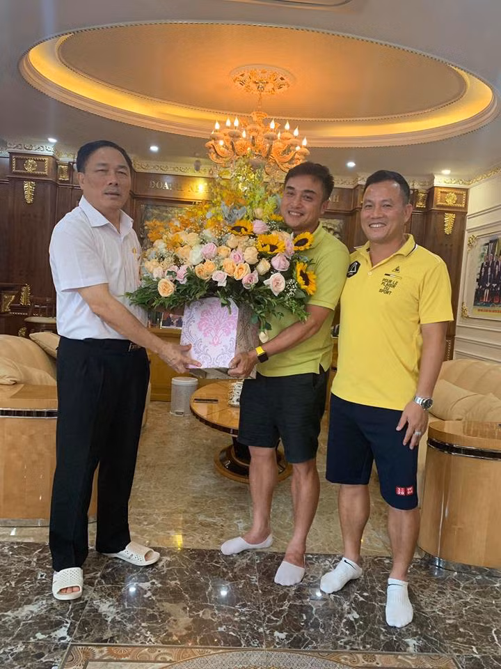 Nhìn nụ cười và khung cảnh chia tay là CĐV xứ Thanh hiểu ra nhiều điều trắc ẩn (ảnh VĐV TH)