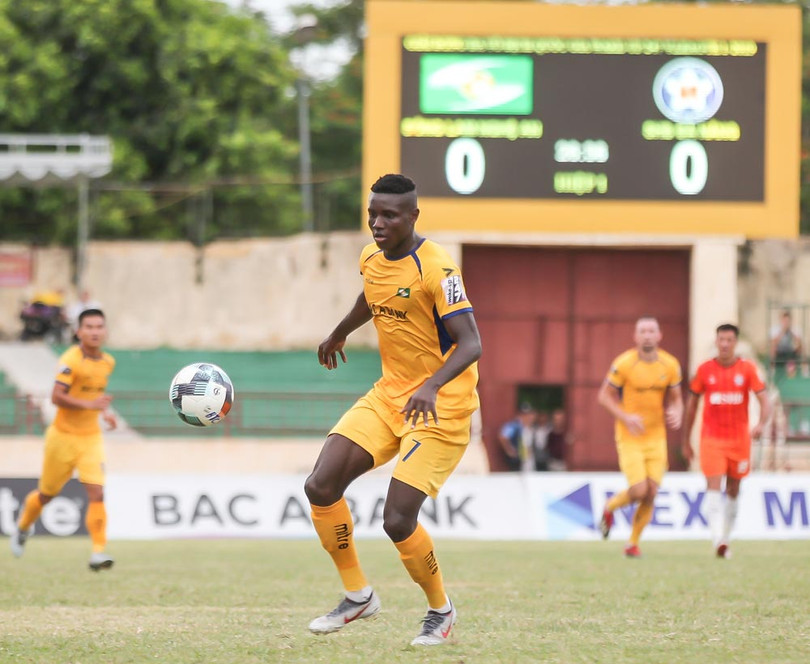 Trong trận đấu tiên Vinicius với Olaha như 2 người bạn xa lạ (ảnh VPF)