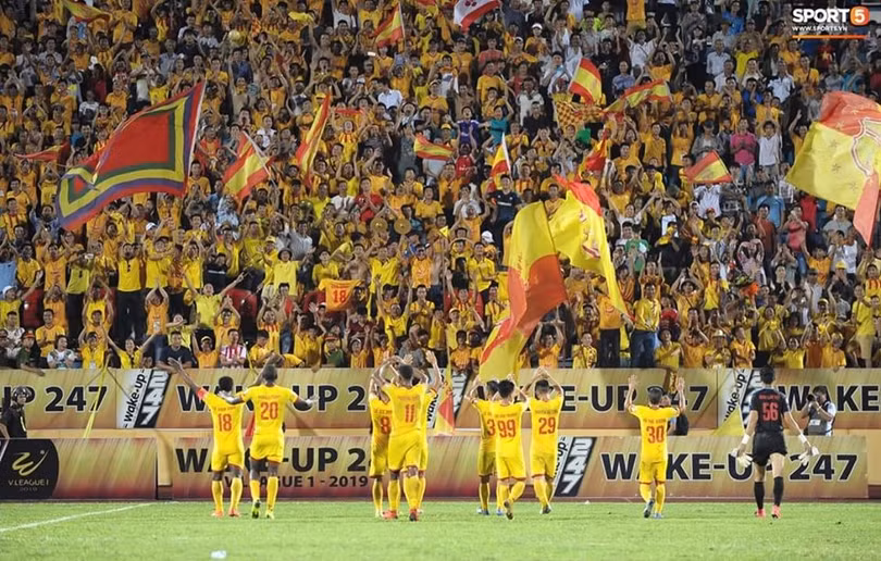 Khán giả sân Thiên Trường đón “đứa con lưu lạc trở về” với tình cảm “như chưa hề có cuộc chia ly”. (ảnh Hội CĐV Nam Định) Khán giả sân Thiên Trường đón “đứa con lưu lạc trở về” với tình cảm “như chưa hề có cuộc chia ly”. (ảnh Hội CĐV Nam Định)