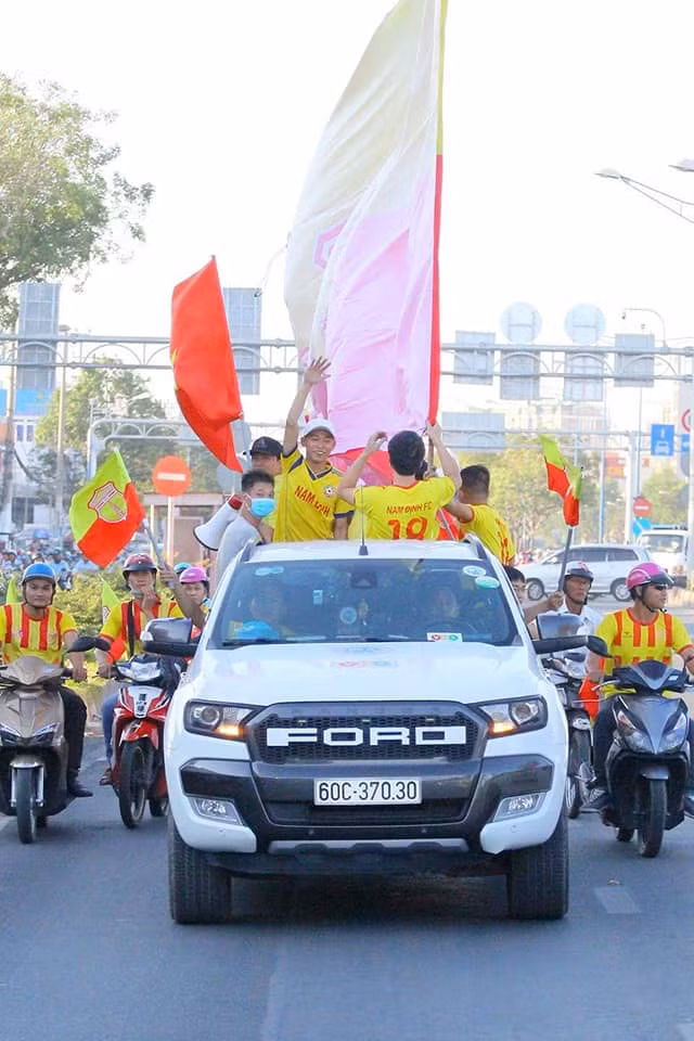 Hạ chủ nhà Hải Phòng, Hà Nội đòi lại ngôi đầu ảnh 3 Việc có hàng ngàn cổ động viên Nam Định phía Nam tiếp lửa đã khiến cho các cầu thủ thành Nam có sự khởi đầu lượt về V.League 2019. (ảnh CĐV Nam Định)