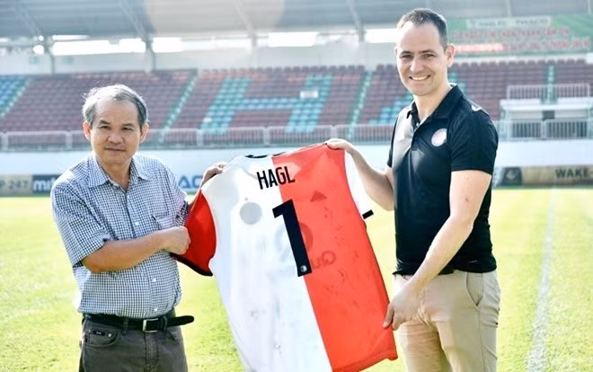 Chuyện 3 ông bầu: Mua, bán và đền bù hợp đồng ảnh 2 Cái bắt tay với Feyenoord Rotterdam khiến bầu Đức tin rằng nhiều cầu thủ trẻ của HAGL sẽ có thêm cơ hội tiếp cận với bóng đá châu Âu. (ảnh HAGL)