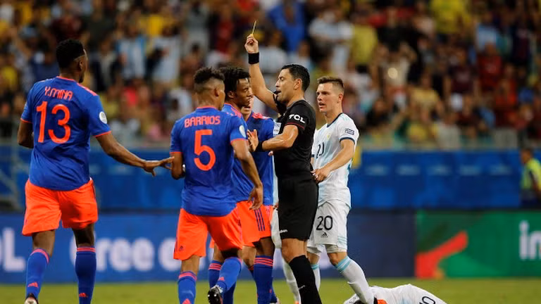 Copa America 2019: Bẽ bàng Argentina ngày ra quân ảnh 3 Khá nhiều người cho rằng, nếu cứng rắn, có thể trọng tài sẽ rút ra nhiều hơn 7 thẻ vàng (4 cho Colombia, 3 cho Albiceleste). Ảnh AP