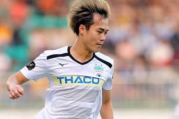 SLNA-HAGL: Hàng thủ chắc đọ với hàng công sắc ảnh 2 Văn Toàn (HAGL) sẽ được nhận danh hiệu cầu thủ xuất sắc nhất tháng 5 tại sân Vinh (ảnh Songlamplus)