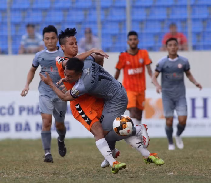 Hơi nóng các đội phía sau đã phả vào lưng đội đầu bảng TP.HCM (ảnh VPF)