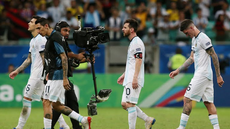  Argentina quá phụ thuộc vào Messi và ngoài Messi ra, Argentina không có nhiều cầu thủ có đẳng cấp vượt trội, HLV cũng chỉ vào loại xoàng (ảnh AP)