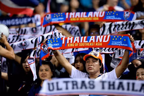 Mỗi đợt các cầu thủ Curacao dồn lên tấn công, CĐV Thái Lanhò reo cỗ vũ không ngớt như kiểu mình chính là cổ động viên ruột của đội bóng quốc đảo này. (ảnh NLĐ)