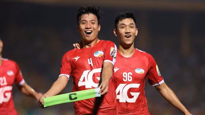  Việc Viettel chỉ giành được bốn chiến thắng, còn lại là hai trận hòa và sáu trận thua, tạm thời xếp thứ 11 trên bảng xếp hạng V.League là nguyên nhân khiến ông thầy Hàn quốc phải ra đi (ảnh Thethaovanhoa)