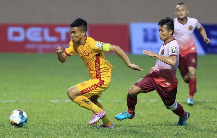 Văn Thắng đã hoàn thành tốt nhiệm vụ đội trưởng khi Đình Tùng chấn thương (ảnh VPF)