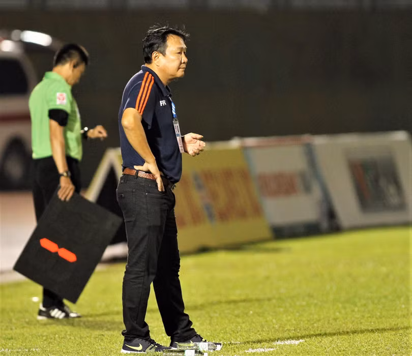 Số phận HLV Hoàng Văn Phúc khá giống với HLV Claudio Ranieri, dẫn dắt Leicester vô địch Premier League 2015-2016 và sớm bị sa thải sau đó khi thành tích đội bóng nết bát (ảnh Onsport)