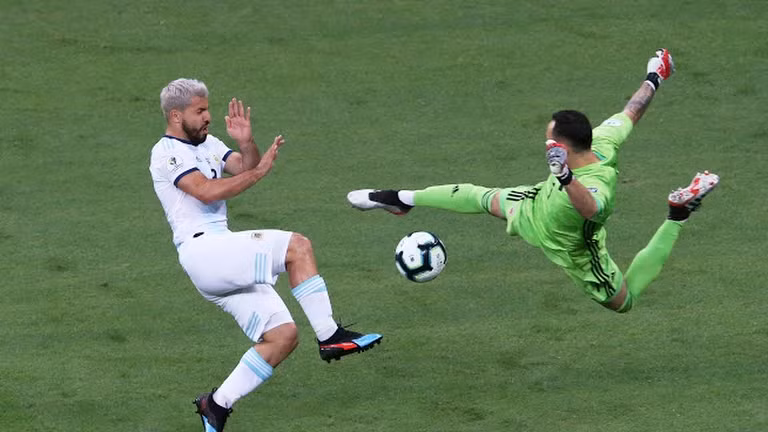 Khi thủ môn David Ospina làm việc xuất sắc, nên dù Albiceleste có các chỉ số chuyên môn tốt hơn, cầm bóng 54%, thực hiện 13 cú sút, trúng đính 6 (phía Colombia là 8 và 2) thì phần thắng vẫn thuộc về HLV Carlos Queiroz và các học trò. Ảnh AP Khi thủ môn David Ospina làm việc xuất sắc, nên dù Albiceleste có các chỉ số chuyên môn tốt hơn, cầm bóng 54%, thực hiện 13 cú sút, trúng đính 6 (phía Colombia là 8 và 2) thì phần thắng vẫn thuộc về HLV Carlos Queiroz và các học trò.