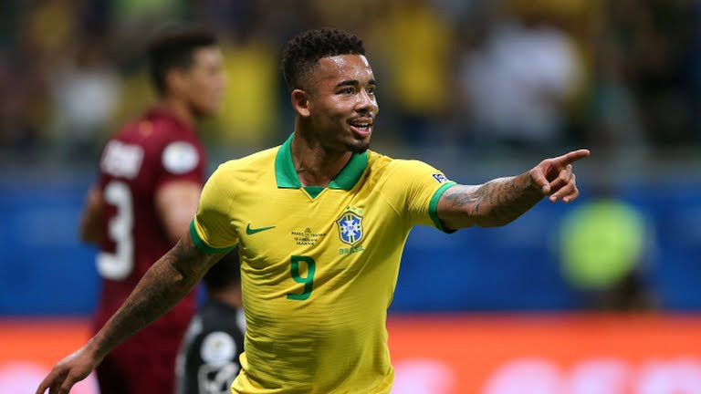 VAR đã ngăn điệu Samba nổi lên trên sân Fonte Nova ảnh 3 Nhưng trong lúc các cầu thủ Brazil ăn mừng, trọng tài đã xem lại VAR và từ chối bàn thắng bởi cho rằng các cầu thủ Brazil đã việt vị trước khi đưa bóng vào lưới. (ảnh AP)