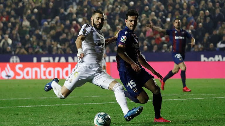 Sau chuỗi trận thăng hoa đầu lượt về, Real Madrid có dấu hiệu chững lại khi mất điểm ở 2 vòng đấu liên tiếp. Thua trận bẽ bàng với tỷ số 0-1 khiến đội bóng Hoàng gia Tây Ban Nha tụt xuống vị trí thứ hai sau vòng 25 La Liga với 53 điểm, kém Barcelona 2 điểm. Ảnh Real