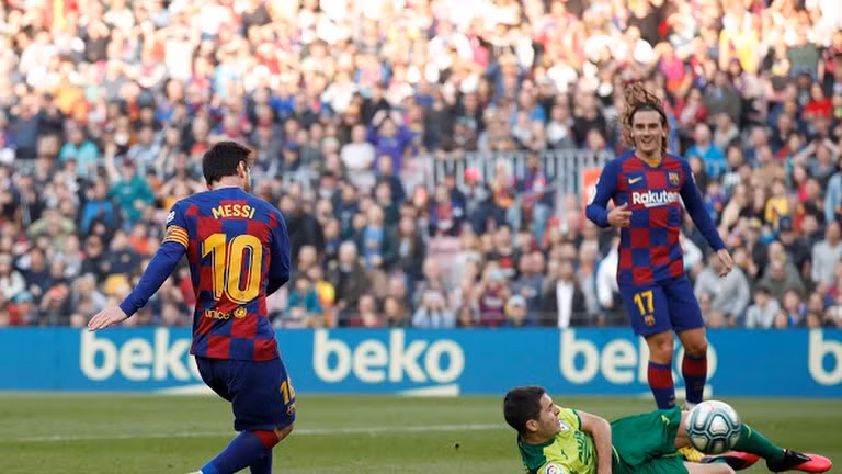 Nhường cho đồng đội, nhưng cũng phải đến khi Messi đích thân ghi bàn thì Eibar mới chịu thua (?!!). Ảnh CLB Barca