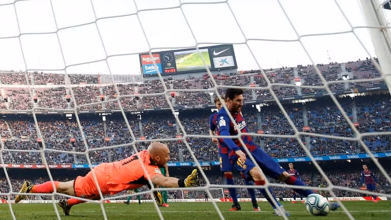 Không phải chỉ Eibar mà bất cứ đối thủ nào đến sân Camp Nou mà để Barca ghi bàn trước thì dễ dẫn đến vỡ trận. Ảnh CLB