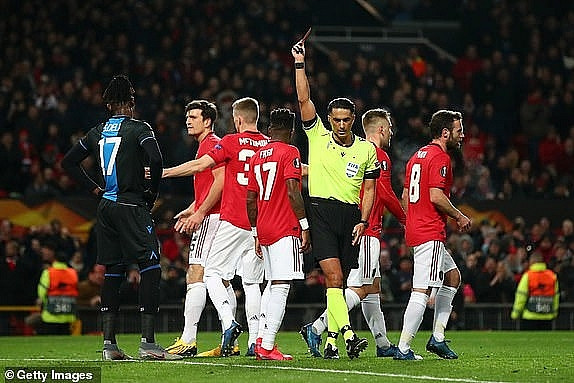 Phút 27, bước ngoặt của trận đấu đã đến khi Daniel James tung ra cú cứa lòng hiểm hóc khiến cho trung vệ Simon Deli buộc phải dùng tay cản phá trong vòng cấm. Ảnh Getty