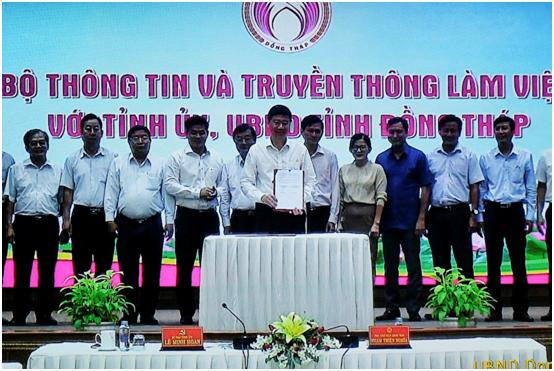 Bộ TT&TT ký kết bản Hợp tác ghi nhớ về phát triển CNTT tại điểm cầu Đồng Tháp. (Ảnh MIC)