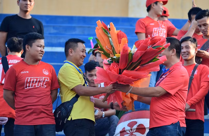 Những cuộc giao lưu trên khán đài. Ảnh NĐFC